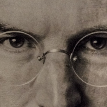 Geniální vizionář, který navždy změnil svět. Prožijte jedinečný životní příběh Steva Jobse v pražském Apple Museu