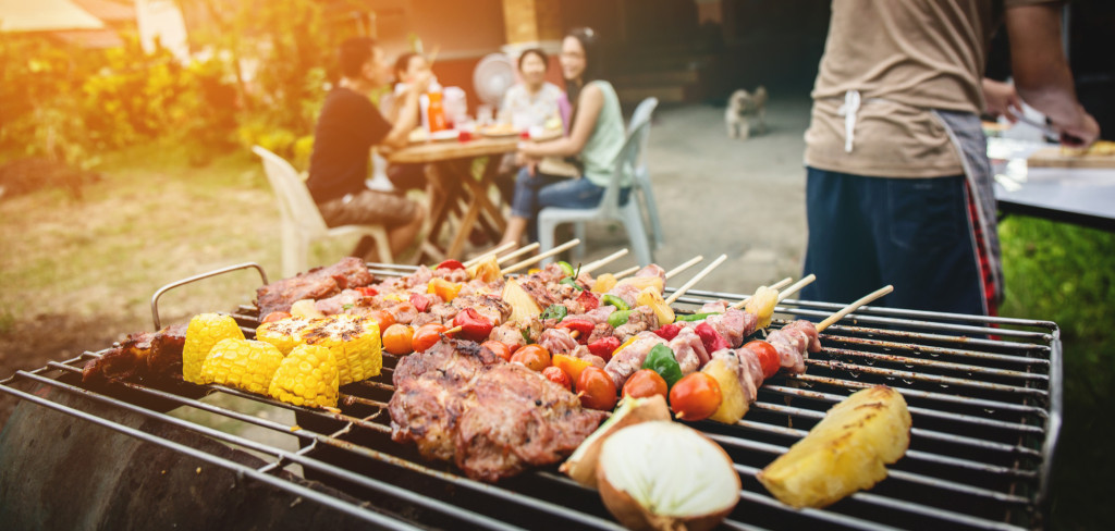 Grilovací sezóna je v plném proudu, pozvěte přátele na zahradní party - Creative Commons (shutterstock.com)