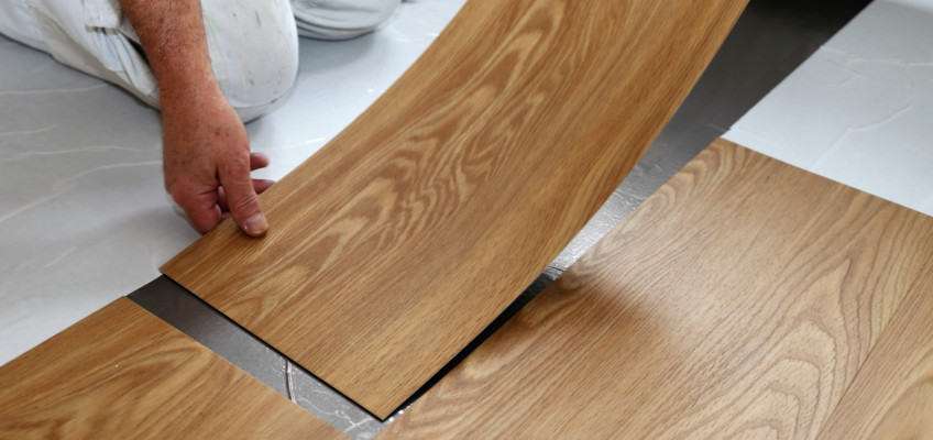 Vinylová podlaha je funkční a levnější alternativou drahého dřeva. Ztělesňuje moderní domov