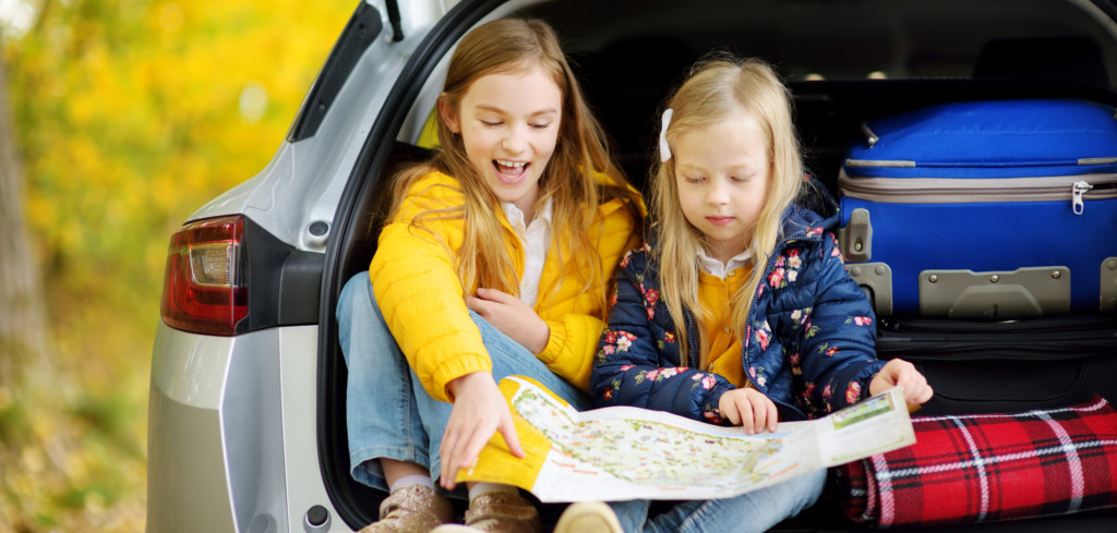 Letní počasí svádí k výletům s celou rodinou, kam vyrazit Creative Commons (shutterstock.com)