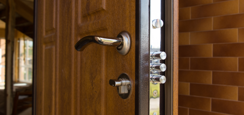 Máte v plánu pořídit si do bytu bezpečnostní dveře? Vybírejte je pečlivě