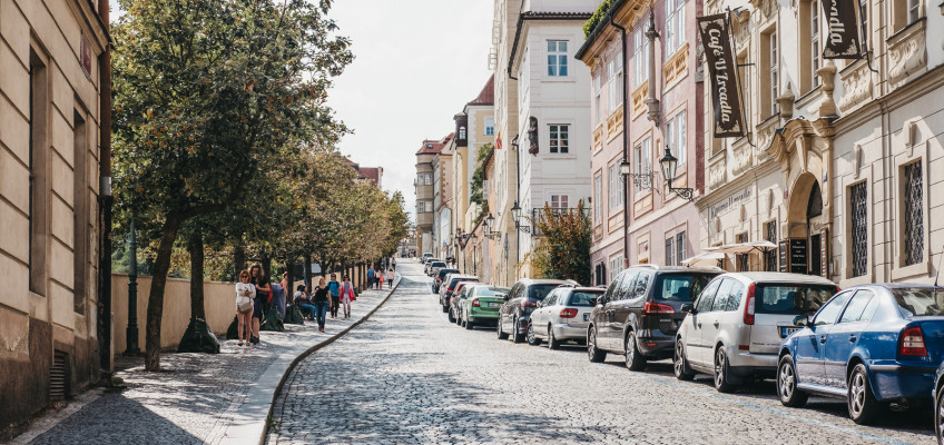 Krátkodobé pronájmy se již přes rok zmítají v krizi, čeká je spása?