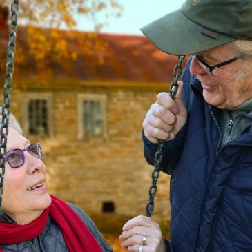 Čeští senioři pracují méně než na Západě. Častěji utrácejí úspory z aktivního věku
