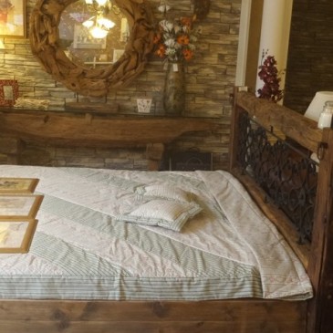 Oživte interiér charismatickým nábytkem z letitých trámů