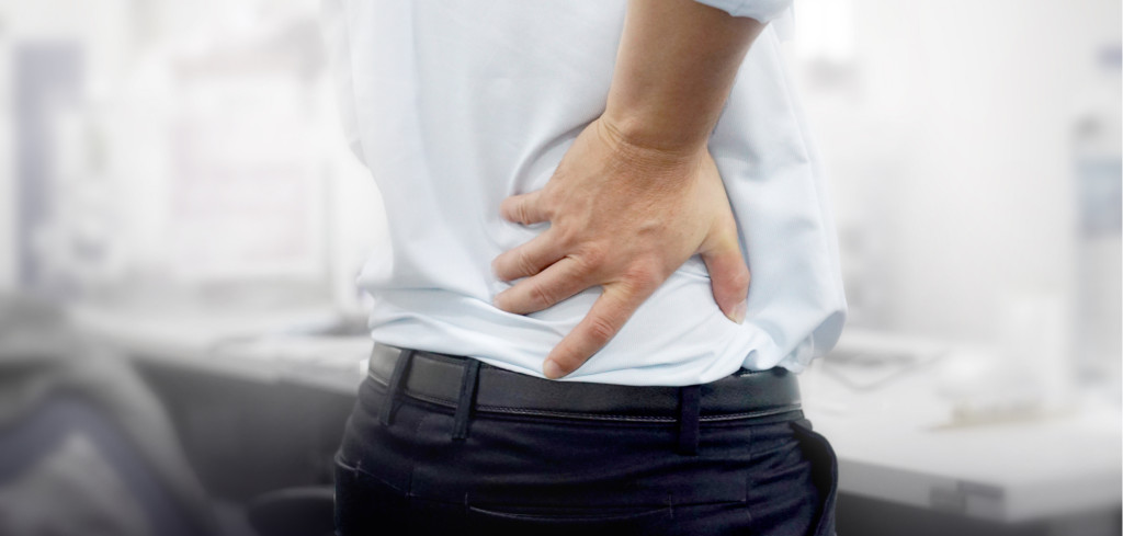 Příčinou dlouhodobé bolesti zad může být i tzv. office syndrom - Creative Commons (shutterstock.com)