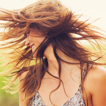 Slunce nabývá na síle. Chraňte své vlasy před škodlivými paprsky