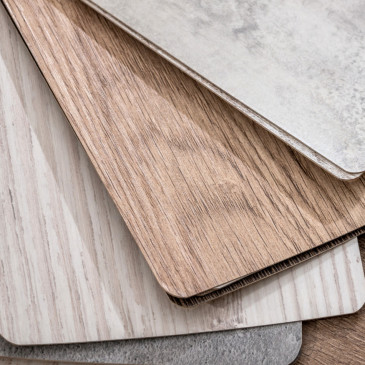Vinylová podlaha láká pro svůj elegantní design a odolnost. Jaké jsou její další přednosti?