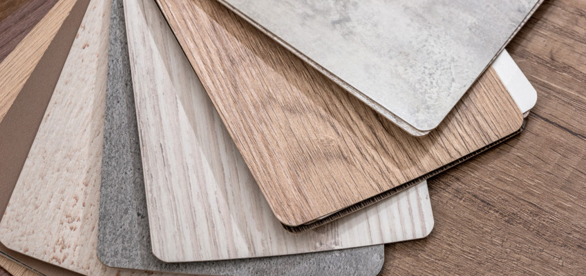 Vinylová podlaha láká pro svůj elegantní design a odolnost. Jaké jsou její další přednosti?