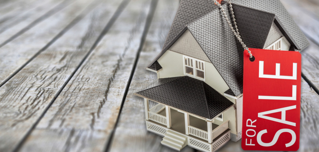 Nevýhodný prodej pod tržní hodnotou je rizikem prodeje nemovitosti na vlastní pěst Creative Commons (shutterstock.com)