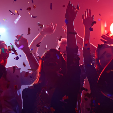 Firemní teambuilding, na který zaměstnanci jen tak nezapomenou? Jedině v party vlaku!