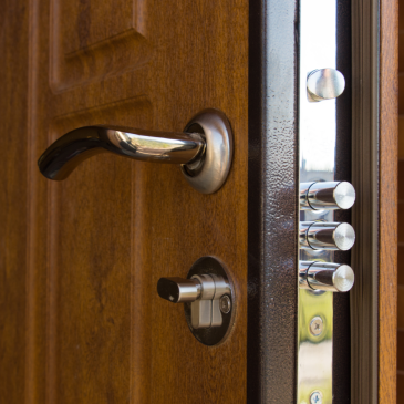 Máte v plánu pořídit si do bytu bezpečnostní dveře? Vybírejte je pečlivě