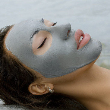 Nadělte pod stromeček pečující kosmetiku z Mrtvého moře, která pomáhá léčit kožní problémy