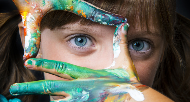 Využijte deštivé dny a vyrobte si doma s dětmi umělecký portrét