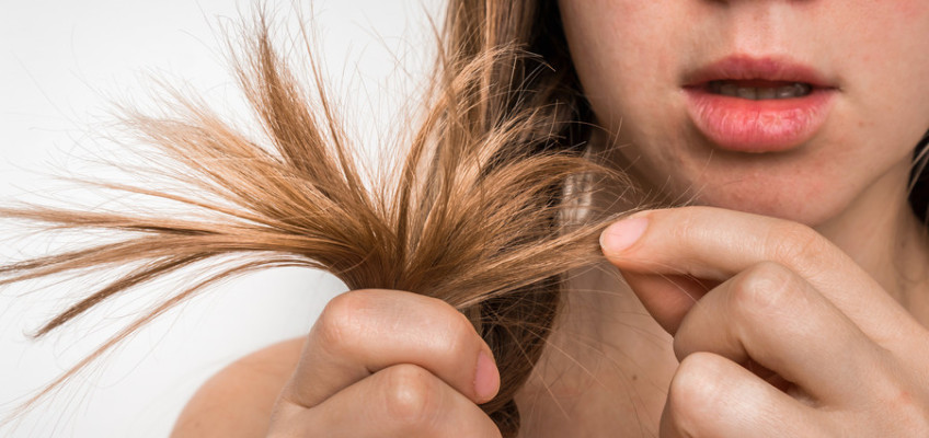  Během horkého léta vlasům hrozí vysušení vedoucí až k lámání a nevratnému poškození vlasových vláken