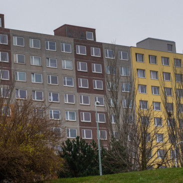 Hypotéky sice zlevnily, na nemovitosti však lidé nedosáhnou. Dočkáme se snížení cen?