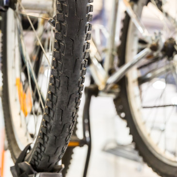 Kempování v autě letos vyhledávají i úplní nováčci. Jaké vychytávky vám cestování na divoko usnadní?