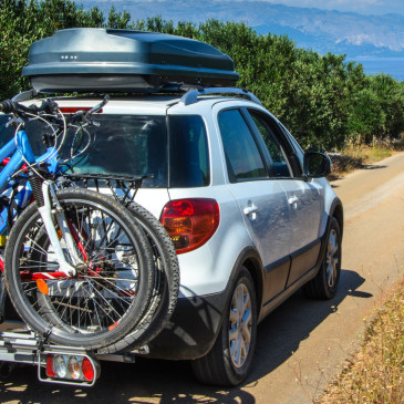 Střešní box podstatně usnadní cestování autem. Jak ho vybrat?