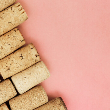 Kreativní využití najdou i korkové špunty. Vyrobte si z nich nástěnku