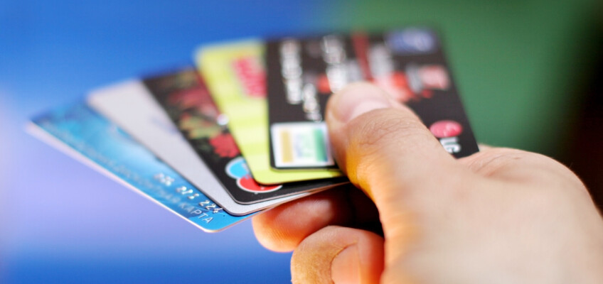 Kreditní karta: Kdy se vyplatí a kdy je od ní lepší dát ruce pryč?