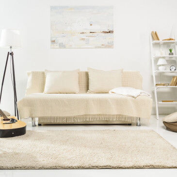 Nechte interiér dýchat: Letní minimalismus, který uvolní prostor i mysl