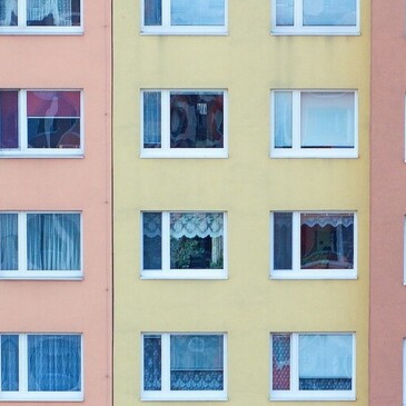 Když se fasáda stane terčem: Jak efektivně řešit nezvané hosty na vašem domě